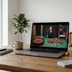 Illustration af spilvært via direkte video roulette på en bærbar computer i et dansk hjem